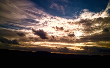 Obraz premium Sunset behind the clouds 