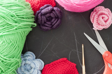 Obraz na płótnie Canvas Embroidery accessories from yarn put on black board.