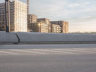 Brücke mit modernen Häusern im Hintergrund