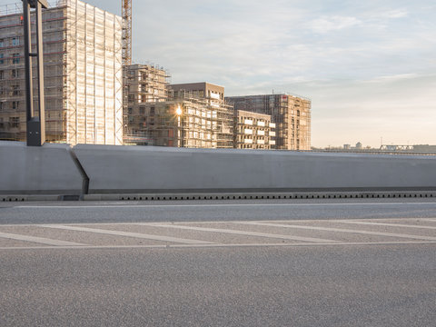 Br&uuml;cke mit modernen H&auml;usern im Hintergrund