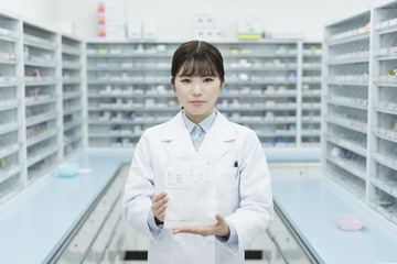 薬局　若い女性　薬剤師