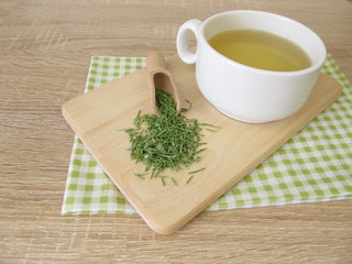 Eine Tasse mit Ackerschachtelhalm Tee