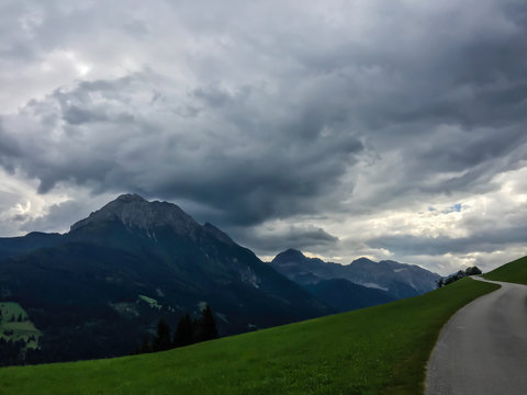 Gewundener Wanderweg in den Bergen