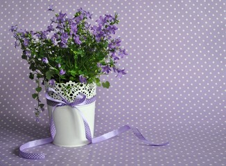 Bukiet fioletowych kwiatów na fioletowym tle - obrazy, fototapety, plakaty