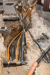 Stromkabel und Glasfaserkabel werden verlegt
