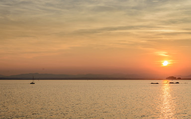 Obraz premium Atardecer en la Costa Brava, puesta de sol 