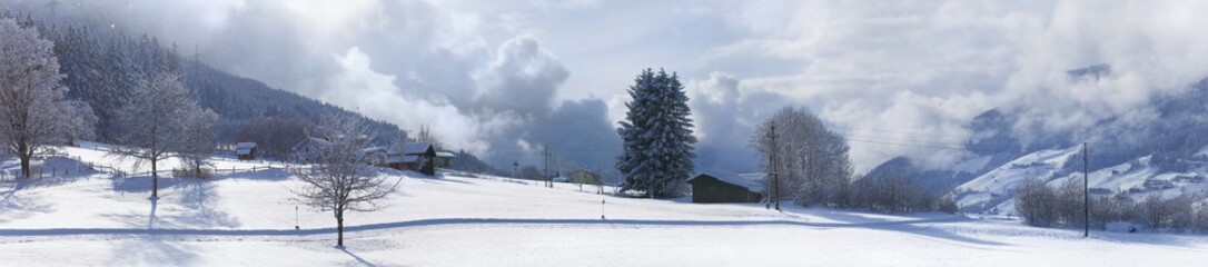 Winterpanorama im Salzburger Land bei Bramberg mit Langlaufloipe
