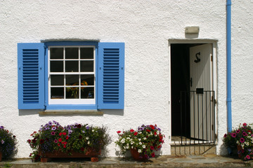 England, Cornwall, St Mawes, Blue and white cornish seaside cottage
