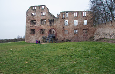 zwei freundinnen spazieren an der burgruine landskrone 