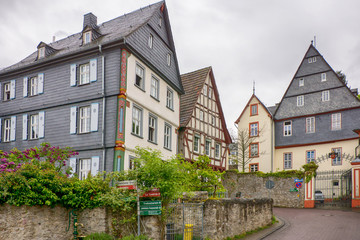 Fototapeta premium Gebäude am Schlossberg in Diez, Rheinland-Pfalz