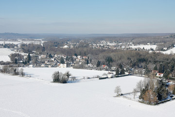 Fototapeta na wymiar Saint-Cyr-sous-Dourdan sous la neige