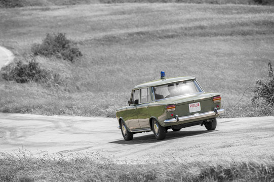 Auto della polizia vintage su sfondo in bianco e nero