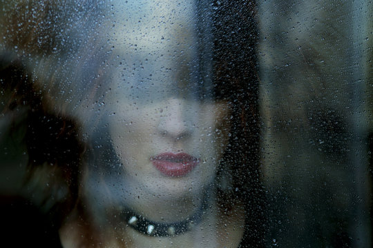 femme punk maquillage reflet vitre pluie triste 