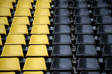 gelb schwarz Sitzreihen im Stadion © Marcel Paschertz
