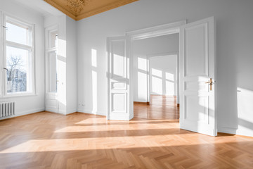 Empty room, flat with stucco ceiling ,  parquet floor and white walls  - obrazy, fototapety, plakaty