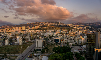 Fototapeta premium Bejrut, Liban w krajobrazie z dramatycznym niebem