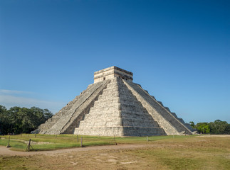 El Castillo pyramid of Chichen itza ancheological site in Yucatan, Mexico