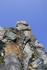 Aufeinander geschichtete Steine zu einem Steingarten, Felsen, Berg
