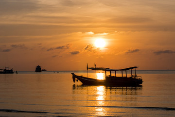 Fototapeta na wymiar sunset in the bay of koh tao