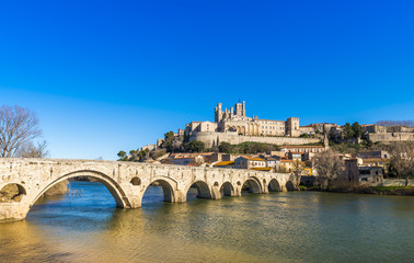 Panorama du Pont Vieux et la Cathédrale Saint-Nazaire sur l'Orb à Béziers, Hérault, Occitanie, France