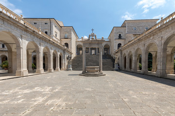  Cistern and statues of St. Benedict and St. Scholastica in the Cloister of Bramante, Benedictine abbey of Montecassino. Italy