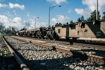 chemin de fer avec un vieux train de marchandises