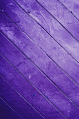 violette Textur einer Holzt&uuml;r mit diagonalen Brettern