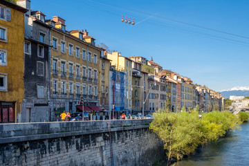 France, Isère (38), Grenoble,  les quais de l'Isère et ses immeubles aux façades colorées.