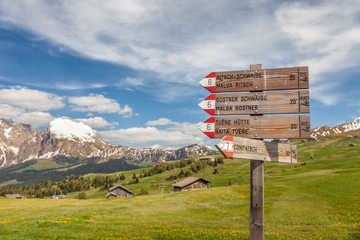 Wegweiser auf der Seiser Alm