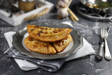 жареные пироги с мясом и со специями на столе