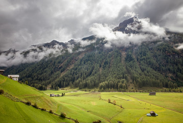 Fototapeta na wymiar Bachertal mit dunkelen Wolken