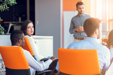 Obraz premium Group of casually dressed businesspeople discussing ideas in the office.