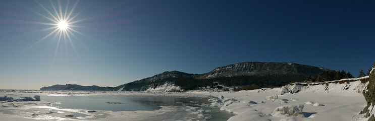 Obraz premium Morning panoramic view of coastal winter scene in Forillon National Park, Canada