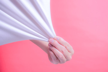 pulling white cloth.  白い素地を引っ張る　ピンク背景