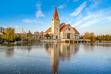 Obraz premium A church on the edge of a river in Qingdao
