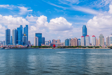 Fototapeta premium Piękne wybrzeże Qingdao i panorama architektonicznego krajobrazu