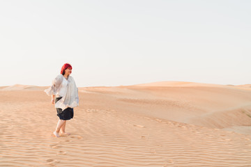 Frau in der Wüste mit Schal