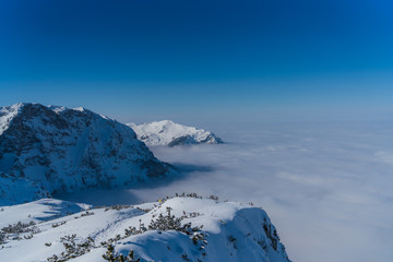 Fototapeta na wymiar Schneelandschaft auf dem Berg - Tal im Nebel - Blick auf Traunstein