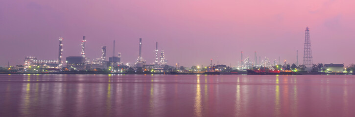 Obraz premium Panorama view of Big factory at the river in sunrise time