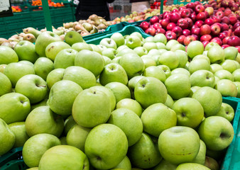 apples are green on the market