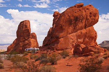 Fototapeta na wymiar Rock formation and mobile home in Valley of Fire State Park in Nevada in the USA 