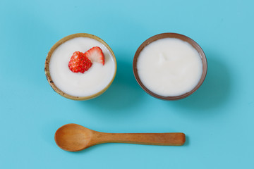 Two cups of fresh yogurt