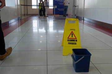 Dubai, metro, the sign goes cleaning in the process.