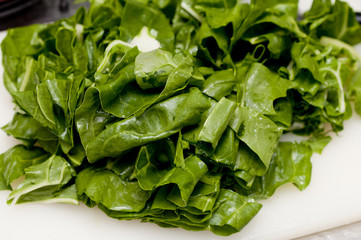 調理中 刻んだフダンソウ