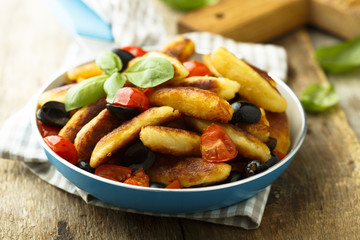 Potato noodles with olives and tomatoes