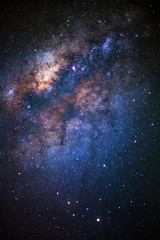 Fototapeta premium Centrum galaktyki Drogi Mlecznej i kosmicznego pyłu we Wszechświecie, nocne rozgwieżdżone niebo z gwiazdami