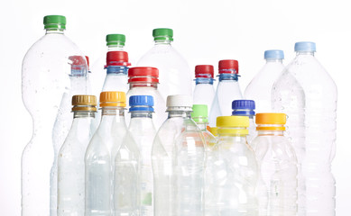 Gruppe leerer Plastikflaschen