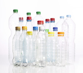 Gruppe leerer Plastikflaschen