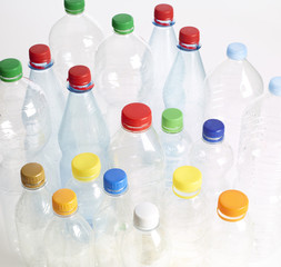 Gruppe leerer Plastikflaschen