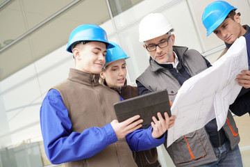 Construction manager giving instructions to training students